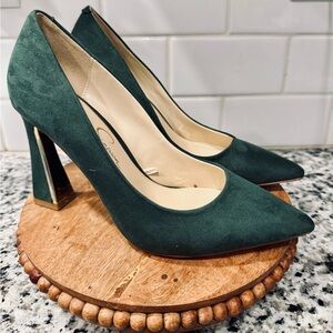 NWOB Jessica Simpson Dark Green Suede Heels with‎ Gold Trim